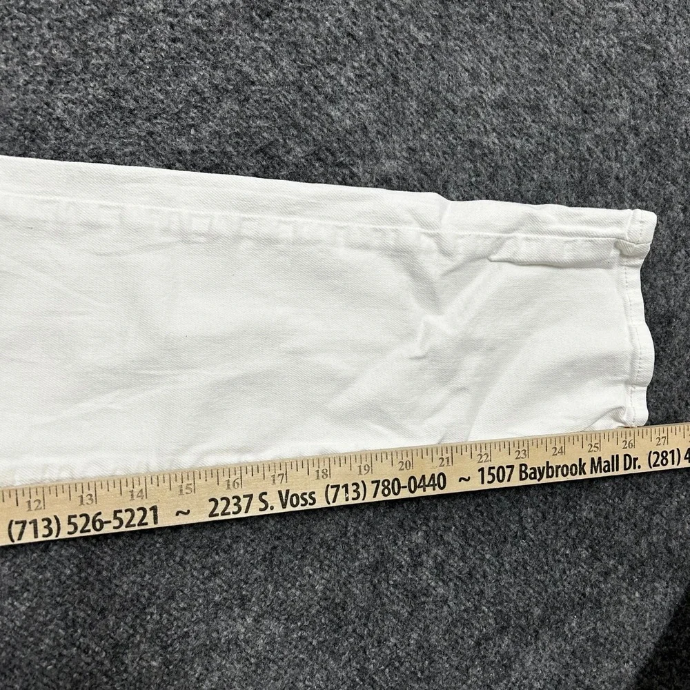 Levi's Jeans Womens Size 4 White Classic Straight Leg Mid Rise Denim Pants